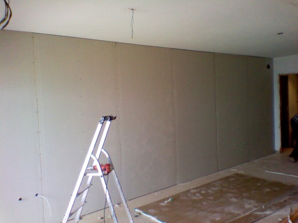 Si vous souhaitez simplement niveler les murs avec des cloisons sèches, il n'est pas nécessaire de créer une caisse supplémentaire, vous pouvez simplement la coller directement sur le mur immédiatement Si vous souhaitez simplement niveler les murs avec des cloisons sèches, il n'est pas nécessaire de créer une caisse supplémentaire, vous pouvez simplement la coller directement sur le mur immédiatement