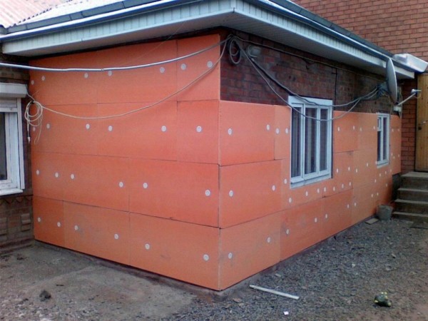 Façade isolée avec panneaux de mousse Façade isolée avec panneaux de mousse