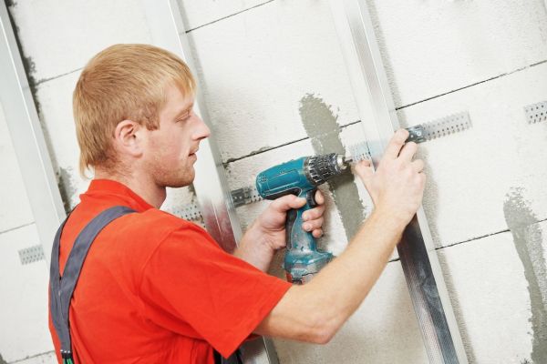 Il est très simple de faire soi-même le cadre sur le mur pour les recouvrir de cloisons sèches, même sans compétences particulières Il est très simple de faire soi-même le cadre sur le mur pour les recouvrir de cloisons sèches, même sans compétences particulières