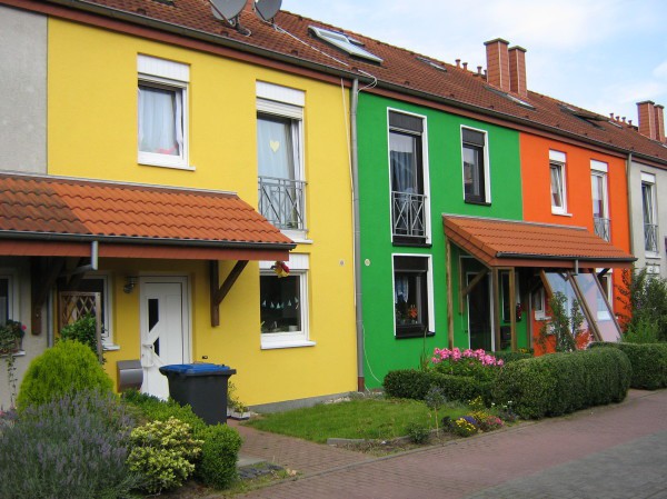 Façade peinte multicolore d'un immeuble à appartements Façade peinte multicolore d'un immeuble à appartements