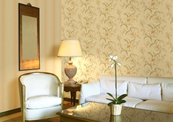 Nous voyons un salon classique et lumineux, dont les murs sont décorés de papier peint en vinyle avec des couleurs délicates, soulignant l'orientation stylistique de l'intérieur Nous voyons un salon classique et lumineux, dont les murs sont décorés de papier peint en vinyle avec des couleurs délicates, soulignant l'orientation stylistique de l'intérieur