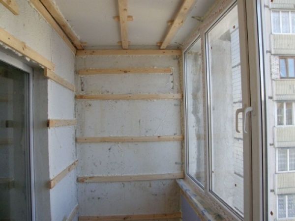Nous voyons un exemple d'un cadre en bois, fabriqué par nos propres mains sur le balcon, pour le revêtement et l'isolation des murs avec des plaques de plâtre Nous voyons un exemple d'un cadre en bois, fabriqué par nos propres mains sur le balcon, pour le revêtement et l'isolation des murs avec des plaques de plâtre