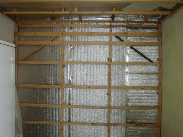 Nous voyons un exemple d'un cadre en bois fait maison pour le revêtement mural avec des cloisons sèches, pour l'isolation et l'isolation acoustique Nous voyons un exemple d'un cadre en bois fait maison pour le revêtement mural avec des cloisons sèches, pour l'isolation et l'isolation acoustique
