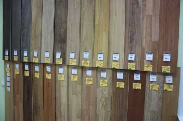 Sur la photo, il y a une grande sélection de panneaux en mdf de différentes couleurs, que vous pouvez voir dans n'importe quel magasin de matériaux de construction Sur la photo, il y a une grande sélection de panneaux en mdf de différentes couleurs, que vous pouvez voir dans n'importe quel magasin de matériaux de construction