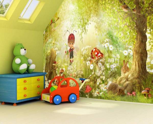 La photo montre l'intérieur de la chambre des enfants, décoré de peintures murales représentant une forêt claire le long de laquelle le bébé marche et regarde les animaux La photo montre l'intérieur de la chambre des enfants, décoré de peintures murales représentant une forêt claire le long de laquelle le bébé marche et regarde les animaux