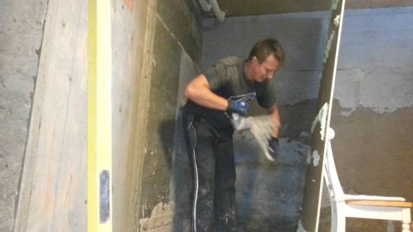 Sur la photo, nous voyons un exemple de la façon de faire l'installation sans cadre de cloisons sèches sur les murs à l'aide de mousse de montage Sur la photo, nous voyons un exemple de la façon de faire l'installation sans cadre de cloisons sèches sur les murs à l'aide de mousse de montage