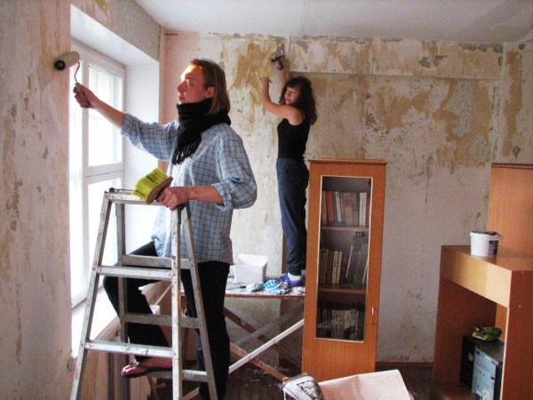 La photo montre le processus de nettoyage des murs et d'application d'une composition protectrice spéciale de la maison de vos propres mains La photo montre le processus de nettoyage des murs et d'application d'une composition protectrice spéciale de la maison de vos propres mains