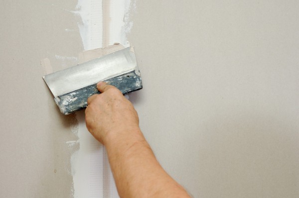 Au stade final de l'installation des plaques de plâtre, les joints entre eux sont mastic et apprêtés, et seulement après cela, vous pouvez commencer à décorer les murs Au stade final de l'installation des plaques de plâtre, les joints entre eux sont mastic et apprêtés, et seulement après cela, vous pouvez commencer à décorer les murs