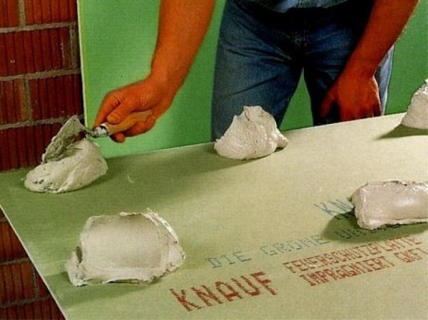 L'application de la colle, ses caractéristiques de qualité et de texture, dépendent de l'épaisseur de la cloison sèche et de la surface des murs sur lesquels vous la collerez