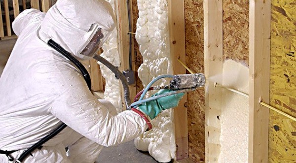 Application de mousse de polyuréthane