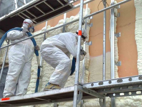 Application de penoizol liquide sur la façade du bâtiment
