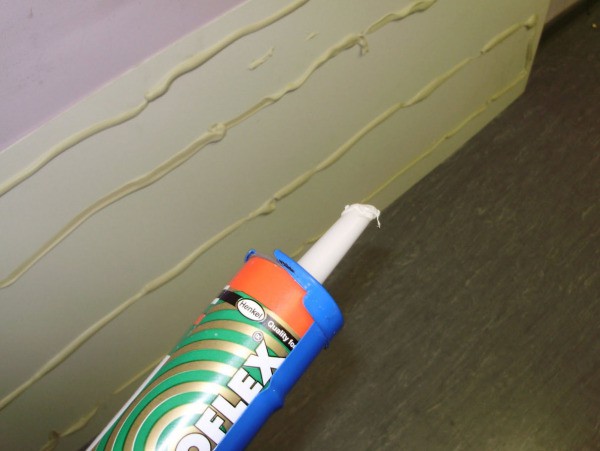 Il est très important de coller les plaques de plâtre correctement et avec précision sur les murs afin que vos murs ne s'effondrent pas à l'avenir Il est très important de coller les plaques de plâtre correctement et avec précision sur les murs afin que vos murs ne s'effondrent pas à l'avenir
