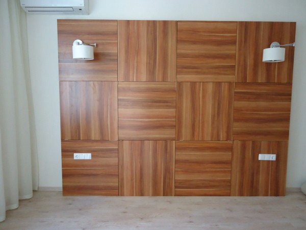 Les panneaux MDF en apparence ressemblent à des panneaux en bois, mais se composent de sciure Les panneaux MDF en apparence ressemblent à des panneaux en bois, mais se composent de sciure
