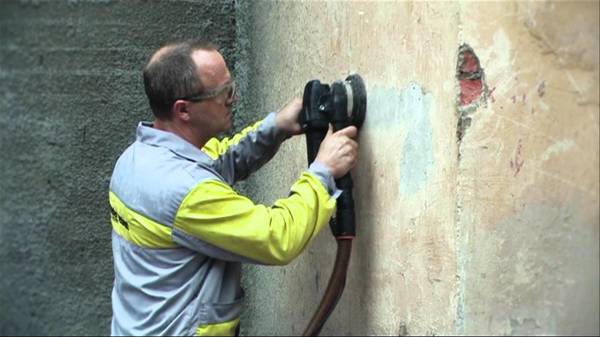 Avant de coller les murs avec des plaques de plâtre, ils doivent être complètement nettoyés de l'ancienne finition à la base Avant de coller les murs avec des plaques de plâtre, ils doivent être complètement nettoyés de l'ancienne finition à la base
