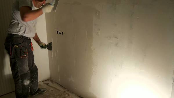 Avant de coller les murs avec des feuilles de placoplâtre, il vaut la peine de préparer les murs pour qu'à l'avenir, des moisissures ou des champignons n'apparaissent pas sous eux Avant de coller les murs avec des feuilles de placoplâtre, il vaut la peine de préparer les murs pour qu'à l'avenir, des moisissures ou des champignons n'apparaissent pas sous eux