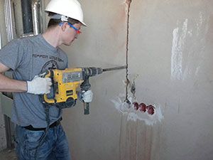 Acheminement des câbles dans un mur en béton Acheminement des câbles dans un mur en béton