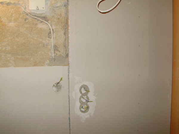 Le processus de collage direct des murs avec des plaques de plâtre, derrière lequel vous pouvez facilement cacher les fils Le processus de collage direct des murs avec des plaques de plâtre, derrière lequel vous pouvez facilement cacher les fils