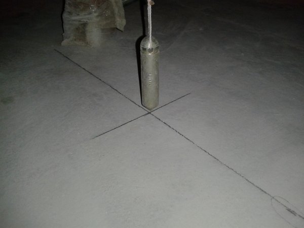Le marquage sous le cadre pour la construction de cloisons sèches doit être non seulement sur les murs, mais aussi sur le sol et le plafond, de sorte que la conception se révèle aussi uniforme que possible Le marquage sous le cadre pour la construction de cloisons sèches doit être non seulement sur les murs, mais aussi sur le sol et le plafond, de sorte que la conception se révèle aussi uniforme que possible