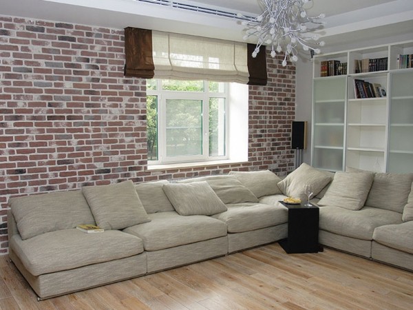 Le mur du salon, décoré de panneaux en pvc qui imitent une brique ordinaire. Une solution simple mais élégante Le mur du salon, décoré de panneaux en pvc qui imitent une brique ordinaire. Une solution simple mais élégante
