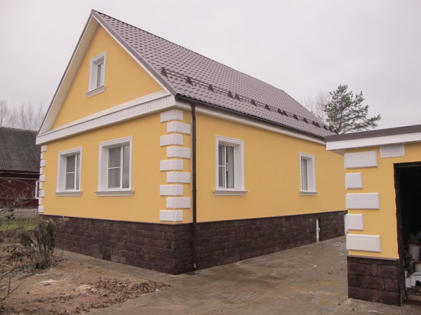 Blanchiment coloré d'une maison en plâtre Blanchiment coloré d'une maison en plâtre