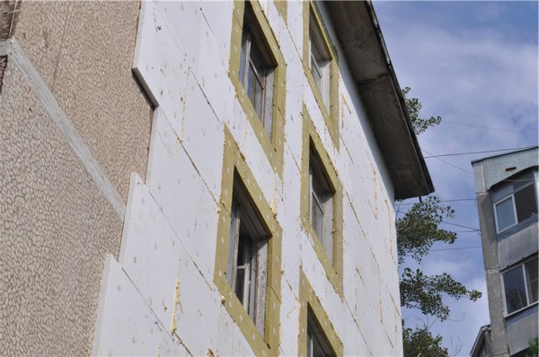 L'isolation des murs extérieurs des immeubles d'appartements permet à tous les résidents d'économiser considérablement sur le chauffage en hiver L'isolation des murs extérieurs des immeubles d'appartements permet à tous les résidents d'économiser considérablement sur le chauffage en hiver
