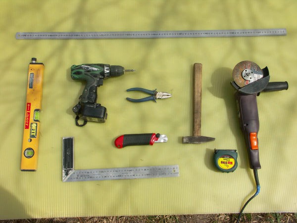 Vous voyez les outils de base dont vous aurez besoin lors de la création d'un cadre pour les plaques de plâtre et leur installation ultérieure Vous voyez les outils de base dont vous aurez besoin lors de la création d'un cadre pour les plaques de plâtre et leur installation ultérieure
