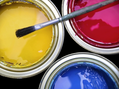 La peinture alkyde a également des couleurs et des nuances très lumineuses et saturées.