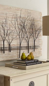 Le panneau en bois-ikebana peut être simplement sous la forme de branches décorées comme de petits arbres