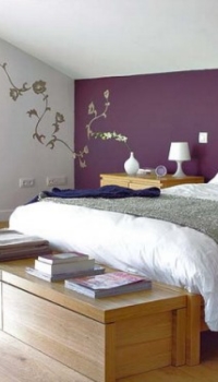 Couleur pourpre dans la décoration de la chambre