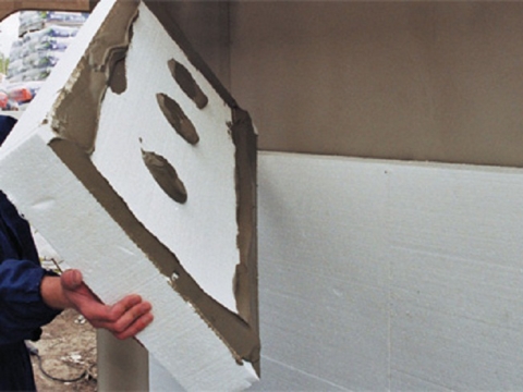 La mousse de polystyrène peut être collée sur des murs en béton ou en brique à l'aide d'un composé à base de ciment. La mousse de polystyrène peut être collée sur des murs en béton ou en brique à l'aide d'un composé à base de ciment.