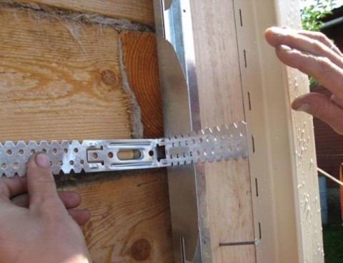 Fixation des cintres au mur en bois Fixation des cintres au mur en bois