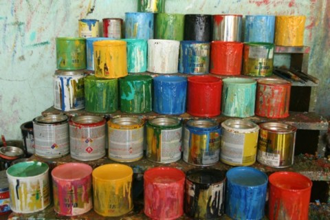 La peinture à l'huile extérieure pour briques est très stable et a des couleurs très saturées, bien qu'elle ne soit pas considérée comme un matériau de finition respectueux de l'environnement.