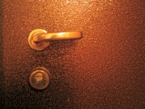 Nous voyons un exemple d'une porte en métal peinte avec de la peinture polymère.