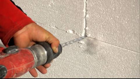 Le polyfoam s'effrite facilement, il faut s'en souvenir lors de son installation à la fois sur les murs et au plafond Le polyfoam s'effrite facilement, il faut s'en souvenir lors de son installation à la fois sur les murs et au plafond
