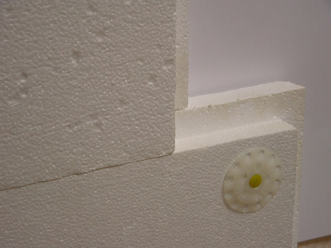 Le matériau en polyfoam est très léger et assez peu coûteux, mais il retient bien l'isolation thermique et acoustique Le matériau en polyfoam est très léger et assez peu coûteux, mais il retient bien l'isolation thermique et acoustique