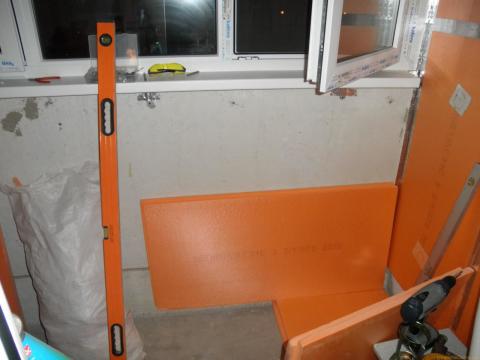 Le polyfoam isole très souvent les murs des balcons et des loggias Le polyfoam isole très souvent les murs des balcons et des loggias