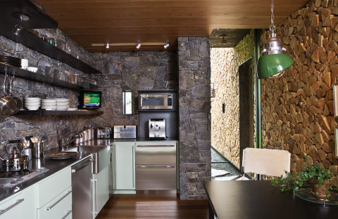 Un exemple de la façon de décorer les murs de la cuisine avec de la pierre et du bois, et comment combiner ces matériaux de finition afin qu'ils harmonisent et décorent notre cuisine Un exemple de la façon de décorer les murs de la cuisine avec de la pierre et du bois, et comment combiner ces matériaux de finition afin qu'ils harmonisent et décorent notre cuisine