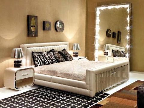 Un exemple de décoration avec un miroir et une montre