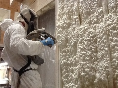 Effectuer l'isolation avec de la mousse de polyuréthane Effectuer l'isolation avec de la mousse de polyuréthane