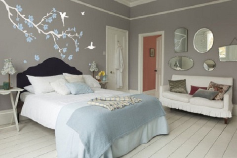 Décoration murale de la chambre sur le lit avec des autocollants en vinyle