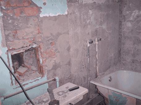 Salle de bain après enlèvement des carreaux