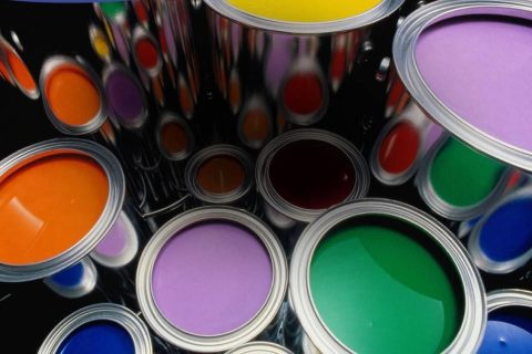 La peinture dispersible à l'eau pour les murs de briques est plus liquide et moins chère que les autres types de peintures