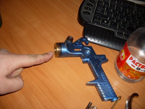 Toutes les pièces du pistolet doivent être lavées avec un solvant. Toutes les pièces du pistolet doivent être lavées avec un solvant.