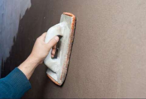 Jointoyer le mur avec une râpe métallique Jointoyer le mur avec une râpe métallique