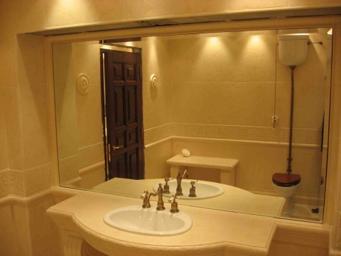 Miroir mural complet dans la salle de bain.