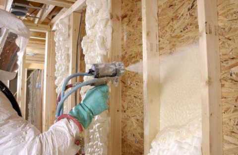 Nous voyons un exemple d'application de polyuréthane sur les murs en bois. Nous voyons un exemple d'application de polyuréthane sur les murs en bois.
