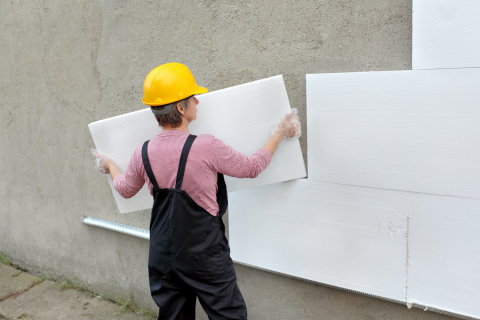 Nous voyons un exemple d'isolation des murs extérieurs avec de la mousse. Nous voyons un exemple d'isolation des murs extérieurs avec de la mousse.