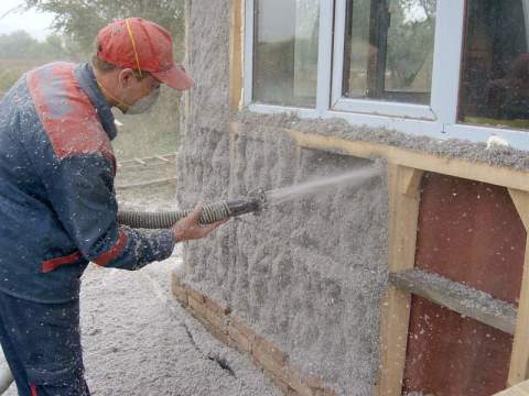 Nous voyons un exemple d'isolation des murs extérieurs à l'aide de mousse de polyuréthane. Nous voyons un exemple d'isolation des murs extérieurs à l'aide de mousse de polyuréthane.
