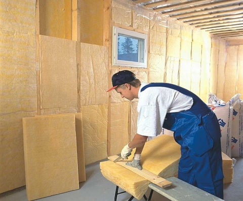 Sur la photo, nous voyons un exemple d'isolation des murs dans une maison en utilisant des feuilles de laine minérale. Sur la photo, nous voyons un exemple d'isolation des murs dans une maison en utilisant des feuilles de laine minérale.