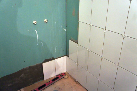 Préparez les murs pour les carreaux en utilisant des matériaux modernes Préparez les murs pour les carreaux en utilisant des matériaux modernes